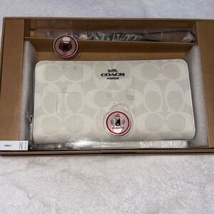 Coach Glacier White/ Chalk Long Zip Around Wallet Boxed New